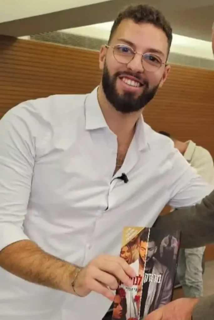איתי עוזרי מציג את ספריו