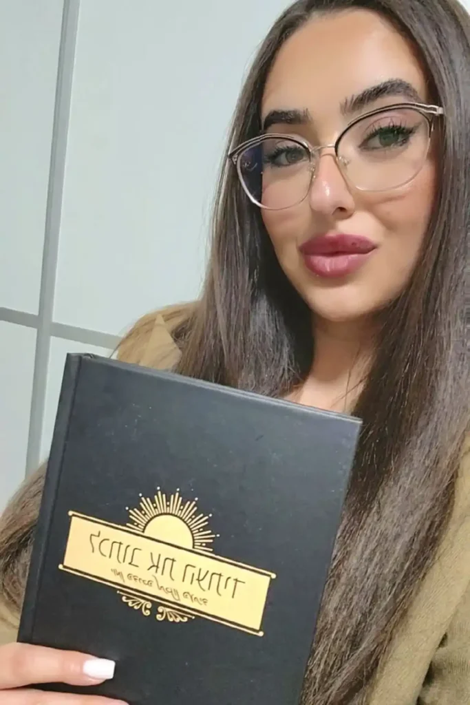 חן דדון מחזיקה את ספרה ״לכתוב את העתיד״